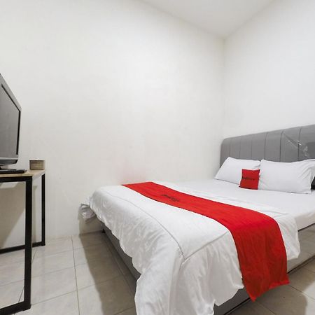 Reddoorz At Flamboyan Harapan Indah Hotel Bekasi Exterior photo