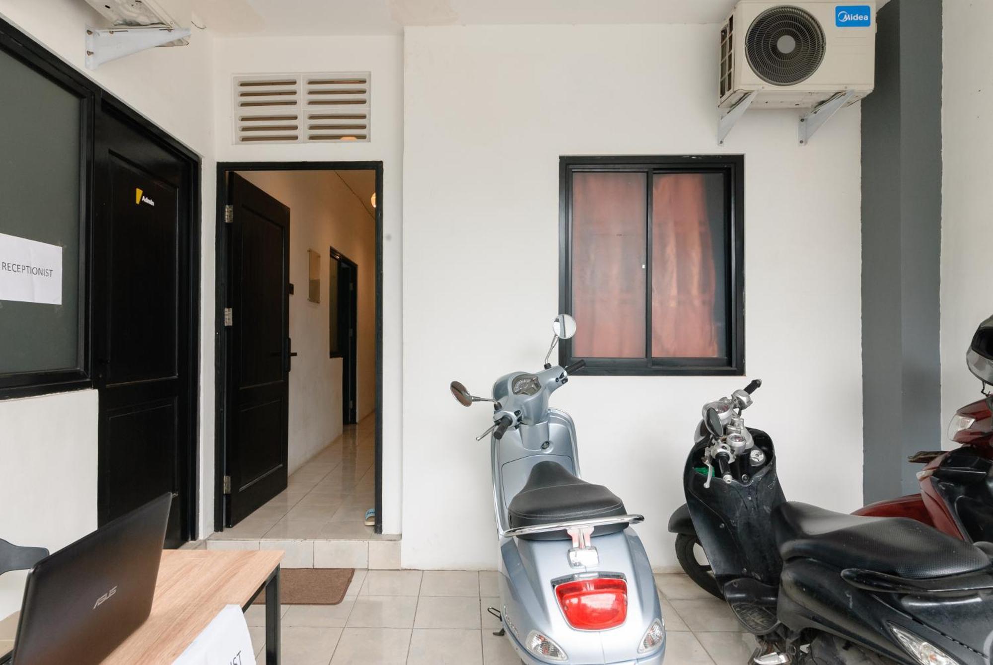 Reddoorz At Flamboyan Harapan Indah Hotel Bekasi Exterior photo