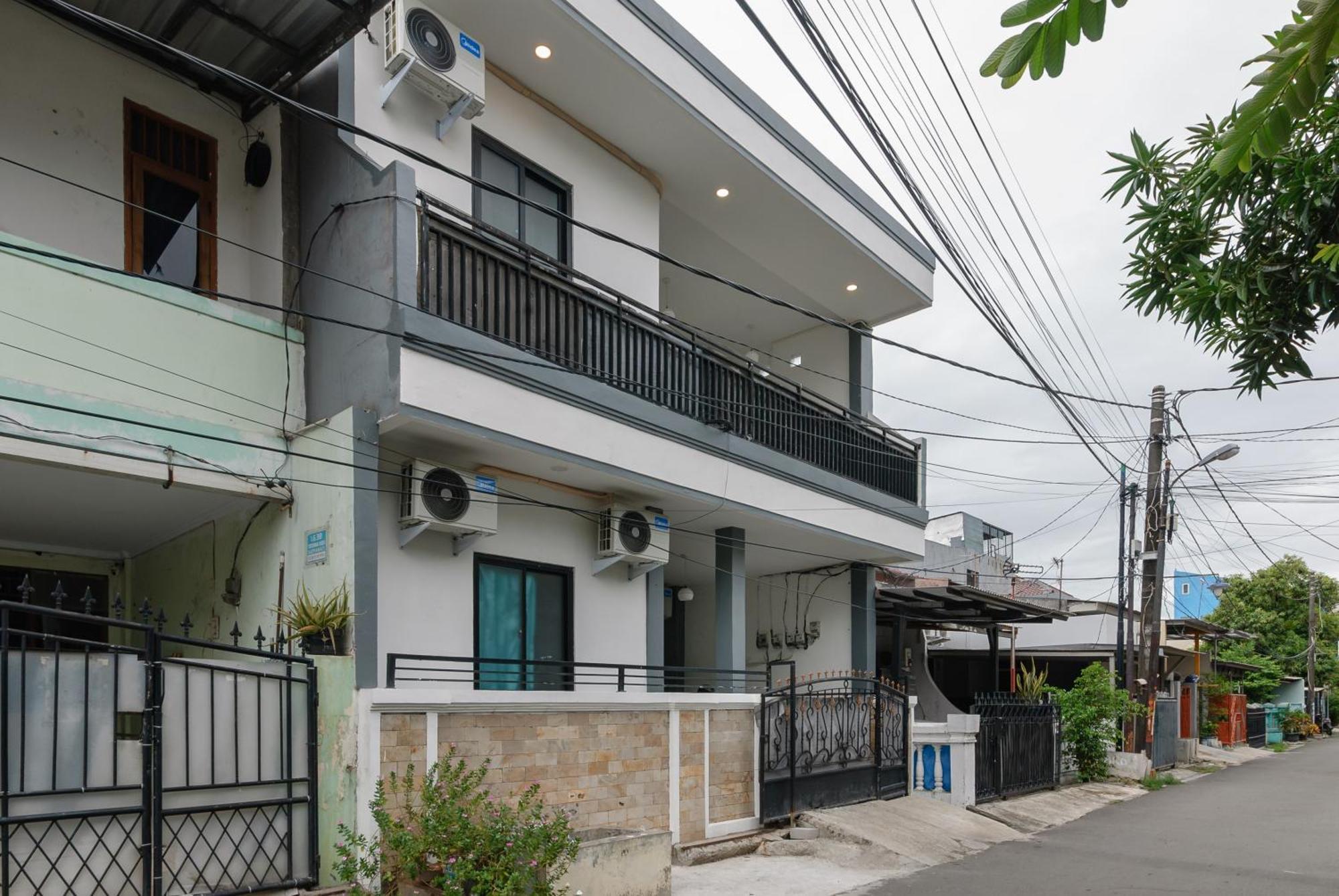 Reddoorz At Flamboyan Harapan Indah Hotel Bekasi Exterior photo