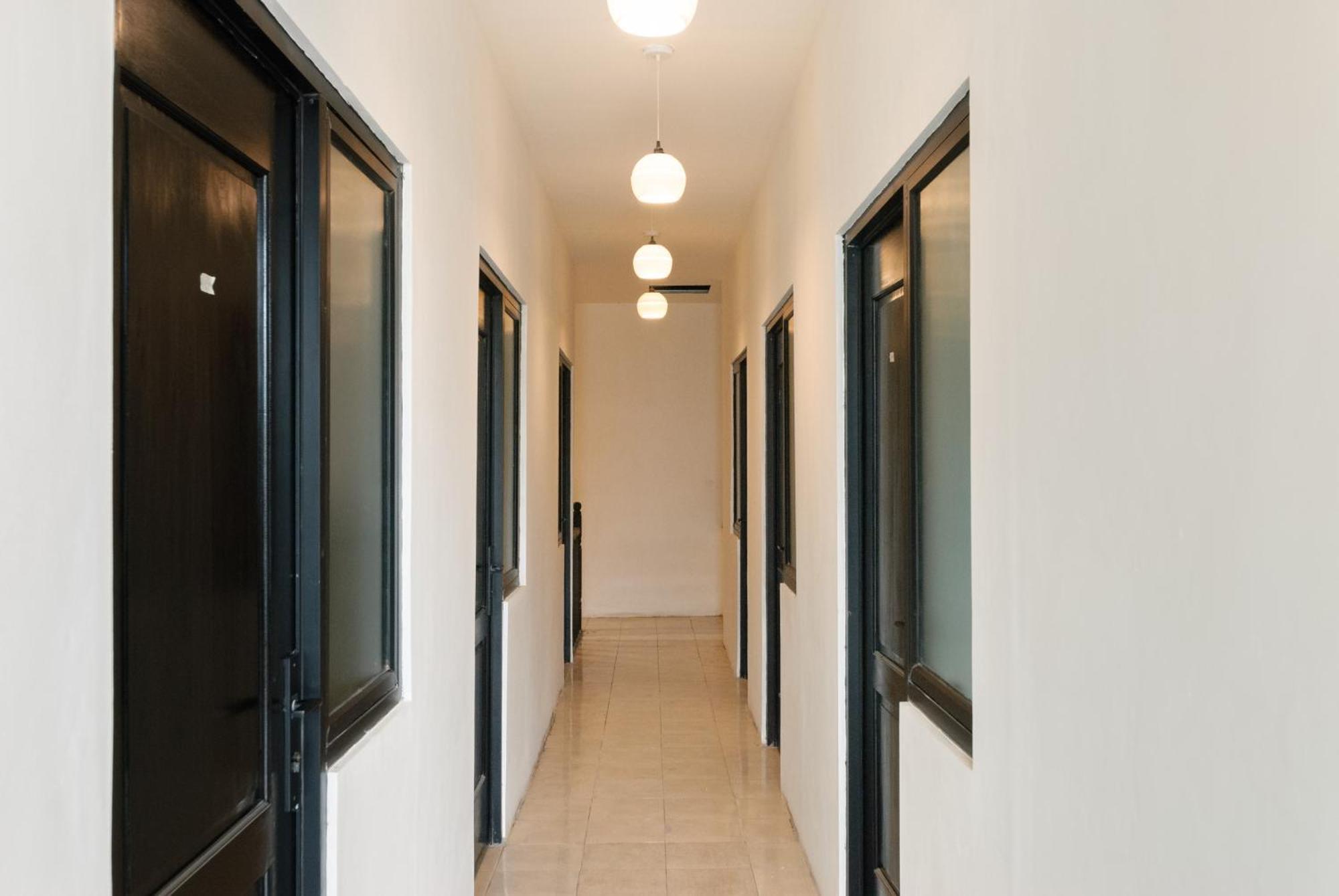Reddoorz At Flamboyan Harapan Indah Hotel Bekasi Exterior photo