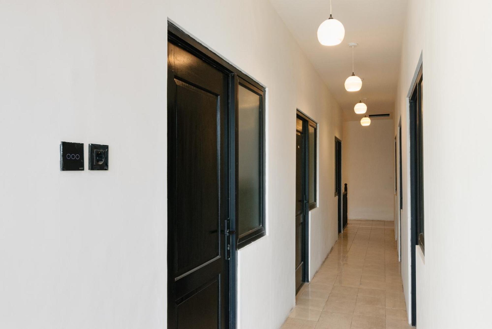 Reddoorz At Flamboyan Harapan Indah Hotel Bekasi Exterior photo