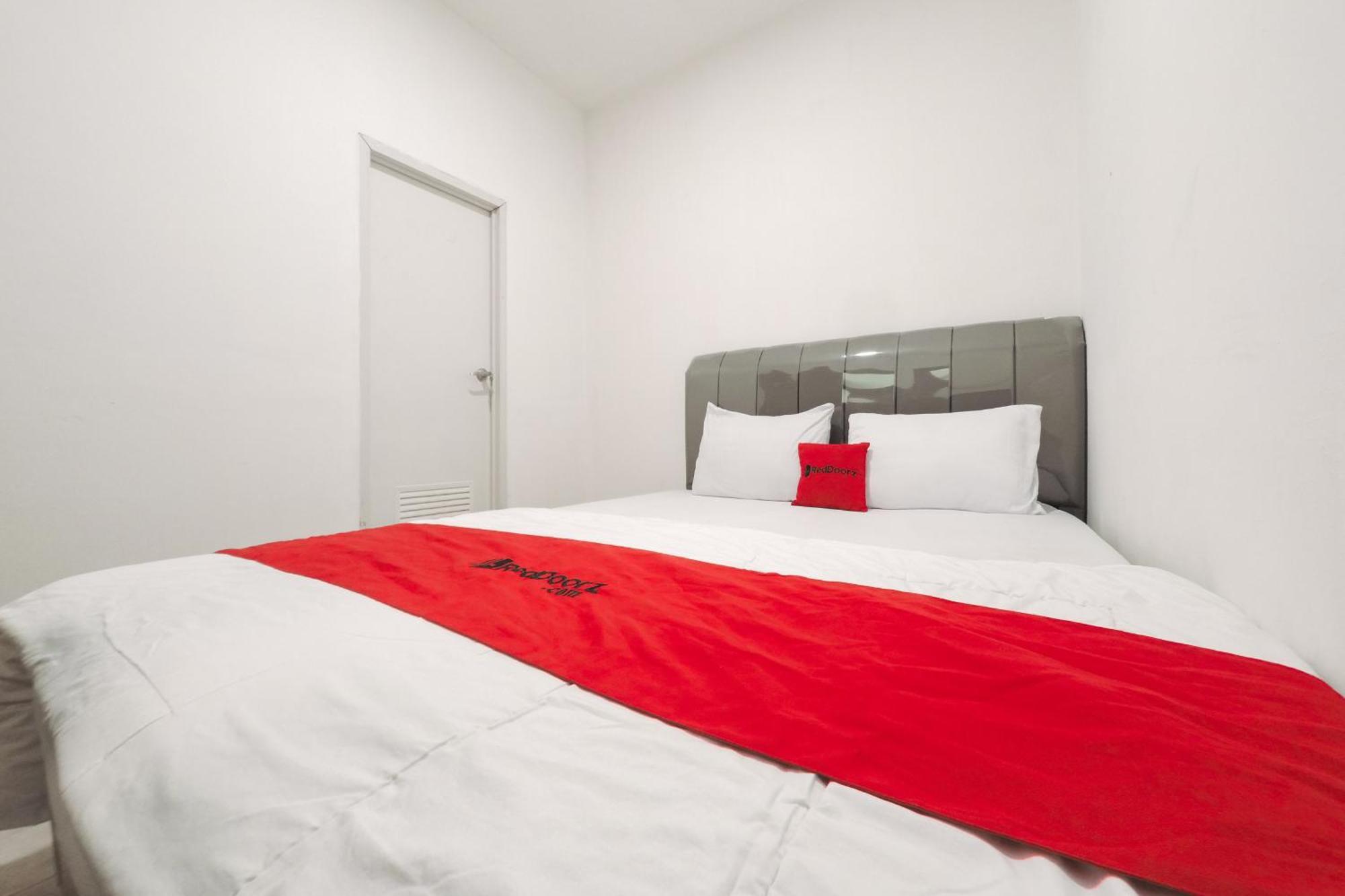 Reddoorz At Flamboyan Harapan Indah Hotel Bekasi Exterior photo