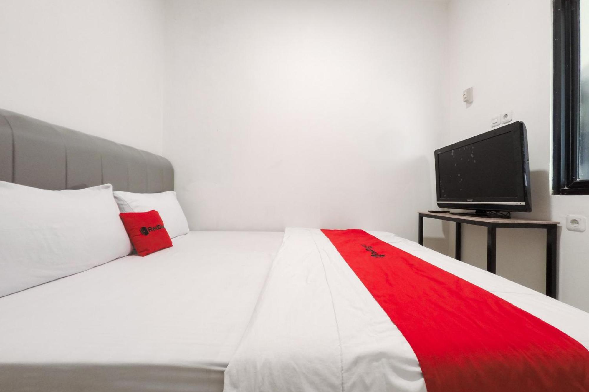 Reddoorz At Flamboyan Harapan Indah Hotel Bekasi Exterior photo