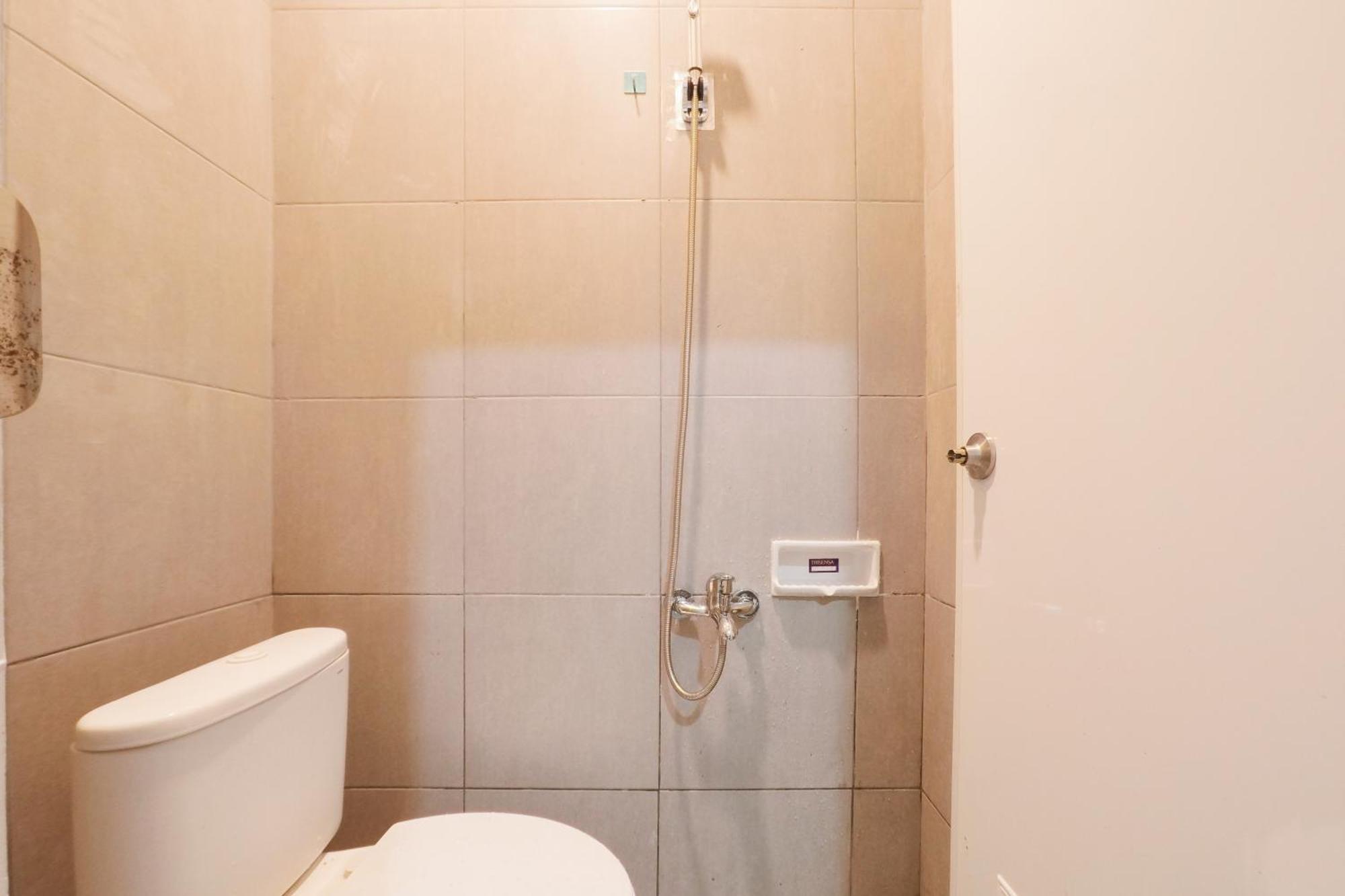 Reddoorz At Flamboyan Harapan Indah Hotel Bekasi Exterior photo
